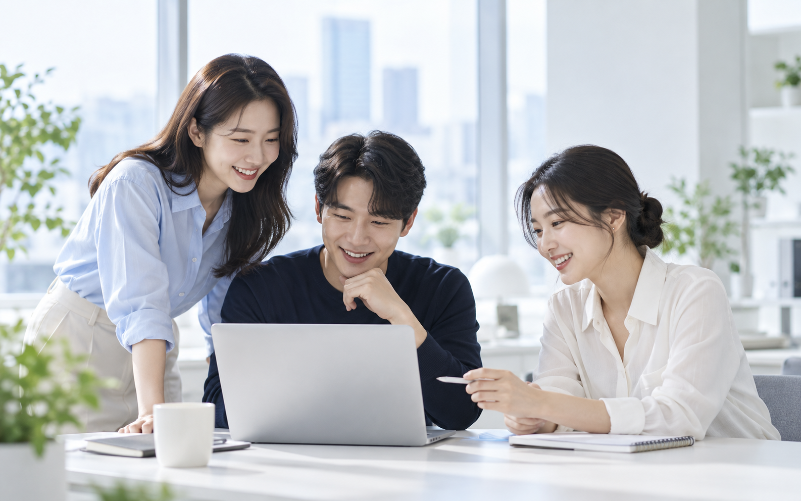 밝은 사무실에서 협업하는 팀원들